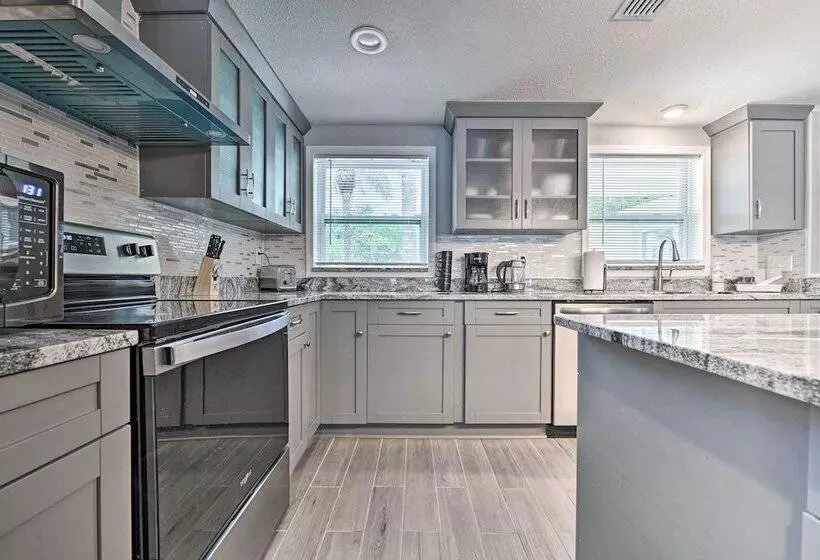 Renovated Port Richey Oasis W/ Lanai + Grill!