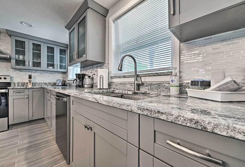 Renovated Port Richey Oasis W/ Lanai + Grill!