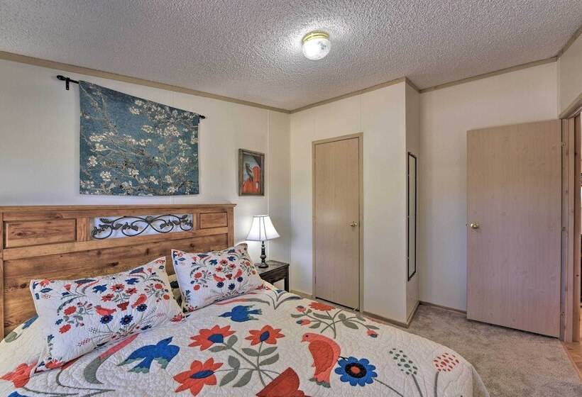 Secluded Mountain Retreat W/ Deck, Views & Hiking!