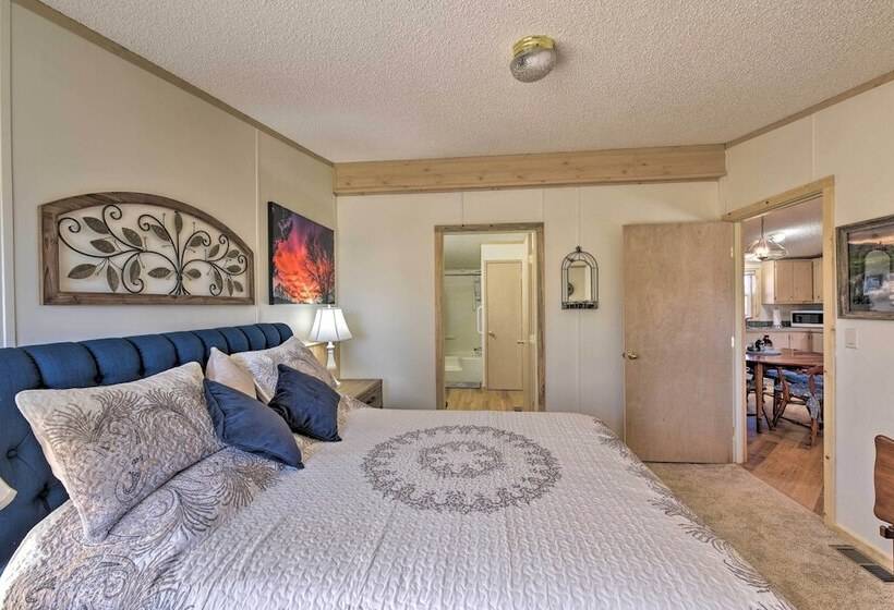 Secluded Mountain Retreat W/ Deck, Views & Hiking!