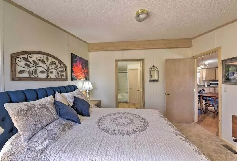 Secluded Mountain Retreat W/ Deck, Views & Hiking!