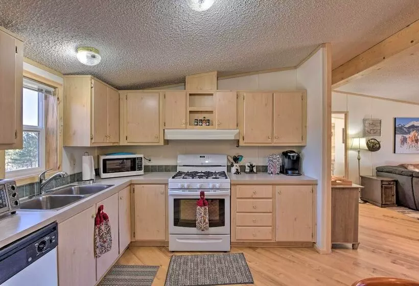 Secluded Mountain Retreat W/ Deck, Views & Hiking!