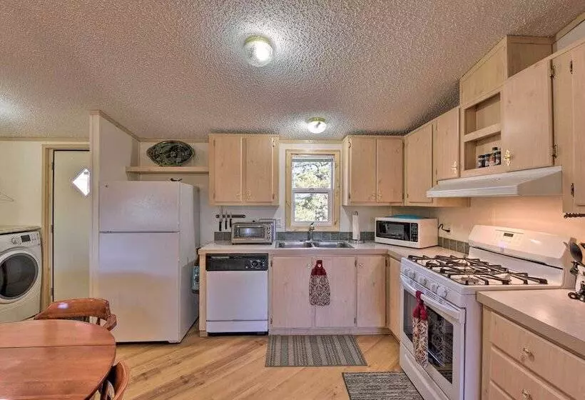 Secluded Mountain Retreat W/ Deck, Views & Hiking!