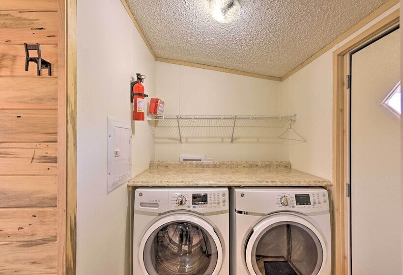 Secluded Mountain Retreat W/ Deck, Views & Hiking!