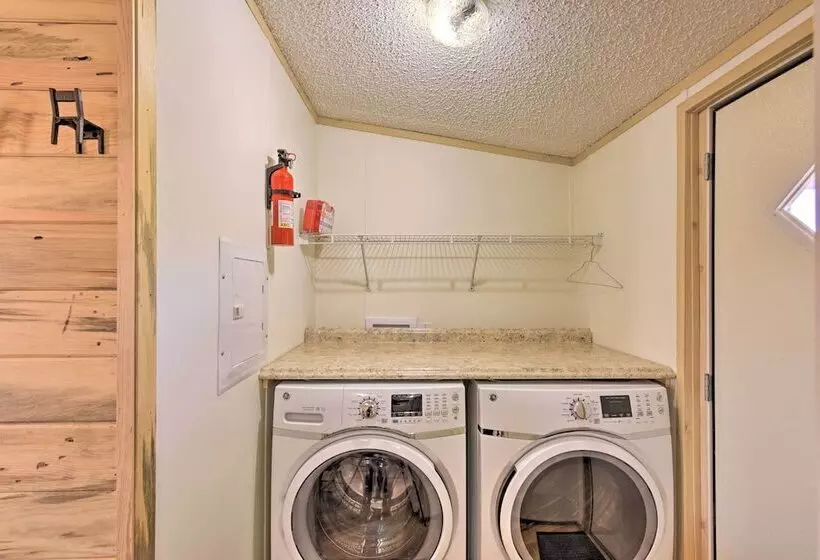 Secluded Mountain Retreat W/ Deck, Views & Hiking!