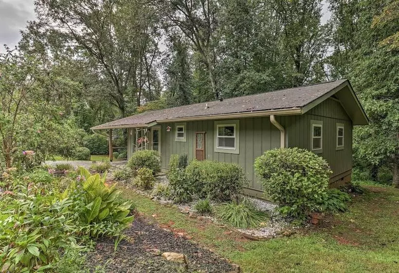 Peaceful Pisgah Forest Cottage W/ Fire Pit!
