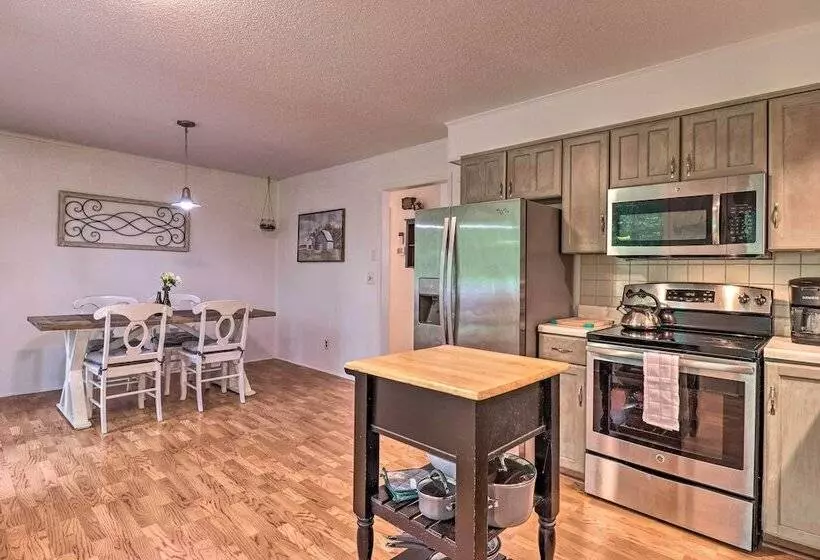 Peaceful Pisgah Forest Cottage W/ Fire Pit!