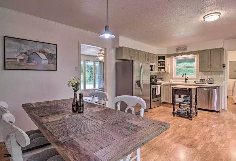 Peaceful Pisgah Forest Cottage W/ Fire Pit!