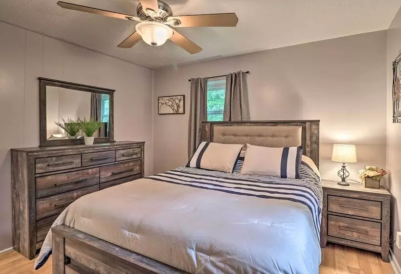 Peaceful Pisgah Forest Cottage W/ Fire Pit!