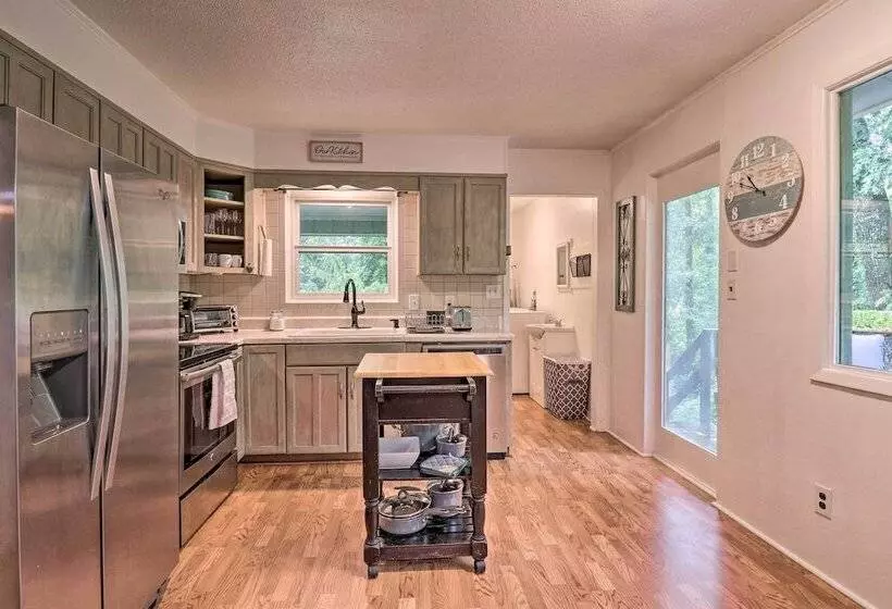 Peaceful Pisgah Forest Cottage W/ Fire Pit!