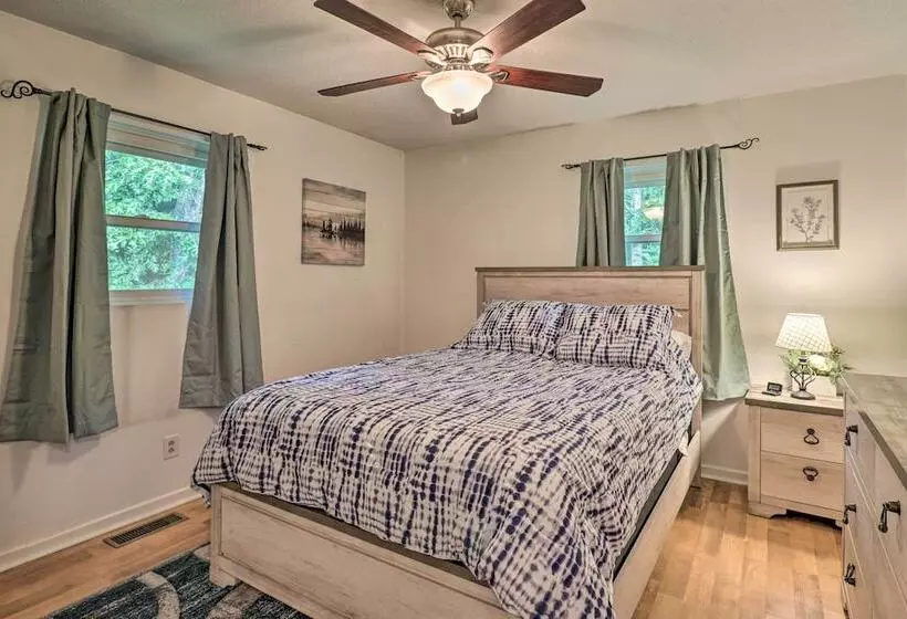 Peaceful Pisgah Forest Cottage W/ Fire Pit!