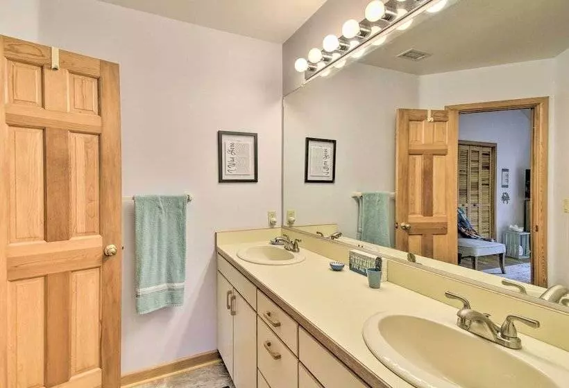 Southern Shores Family Retreat Mins To Beach!