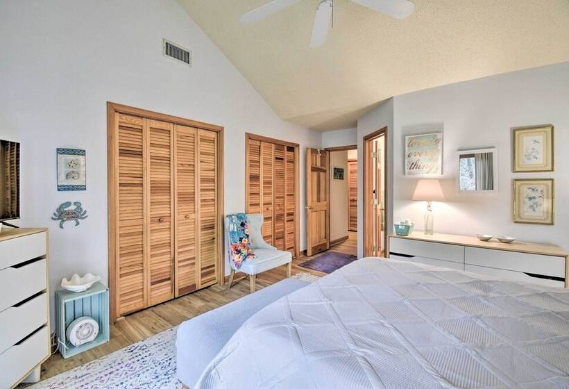 Southern Shores Family Retreat Mins To Beach!