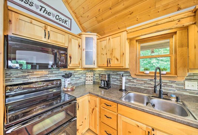 Spacious Murphy Chalet W/ Hot Tub: Mtn Views!
