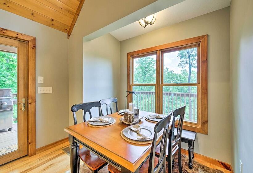 Spacious Murphy Chalet W/ Hot Tub: Mtn Views!