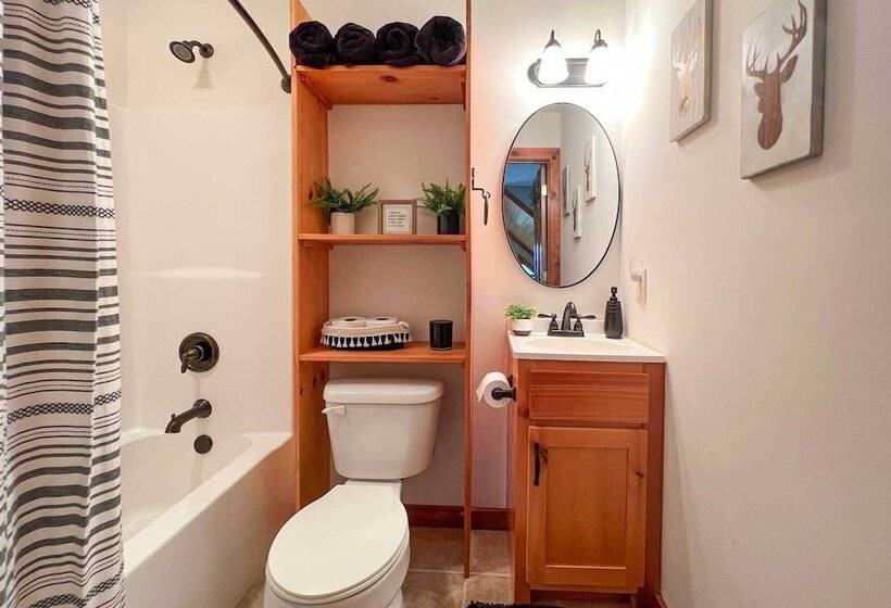 Spacious Murphy Chalet W/ Hot Tub: Mtn Views!