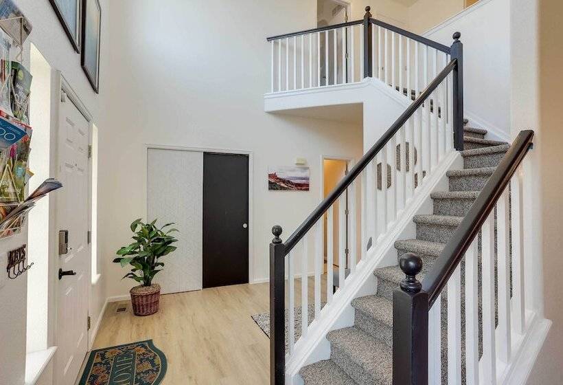 Spacious Thornton Home: 15 Mi To Downtown Denver!