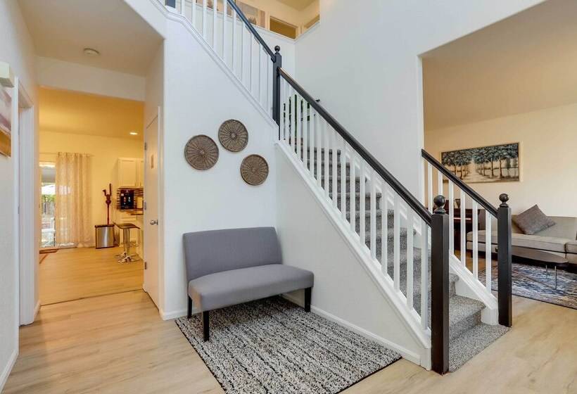 Spacious Thornton Home: 15 Mi To Downtown Denver!