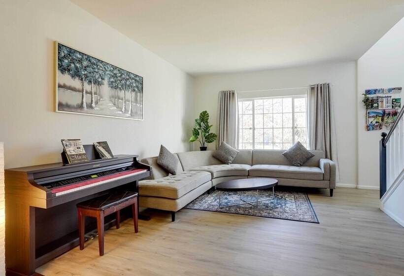 Spacious Thornton Home: 15 Mi To Downtown Denver!