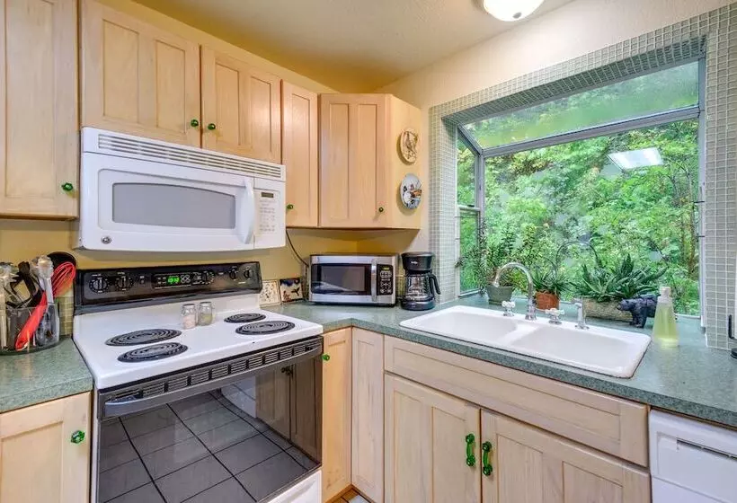 Tahuya Cabin: Hood Canal + Olympic Mountain Views!