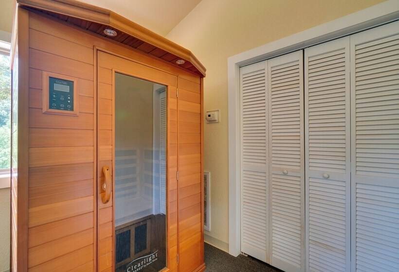 Townsend Cabin W/ Deck ~ 7 Mi To Nat L Park!