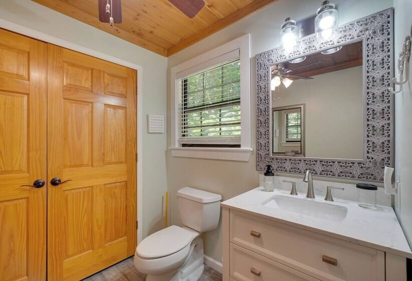 Townsend Cabin W/ Deck ~ 7 Mi To Nat L Park!