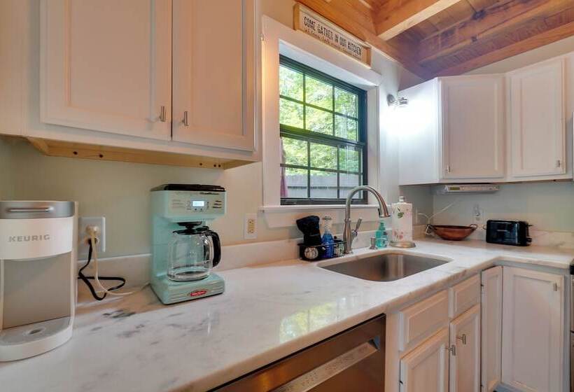 Townsend Cabin W/ Deck ~ 7 Mi To Nat L Park!