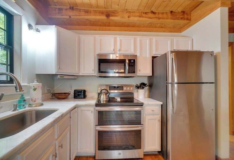 Townsend Cabin W/ Deck ~ 7 Mi To Nat L Park!