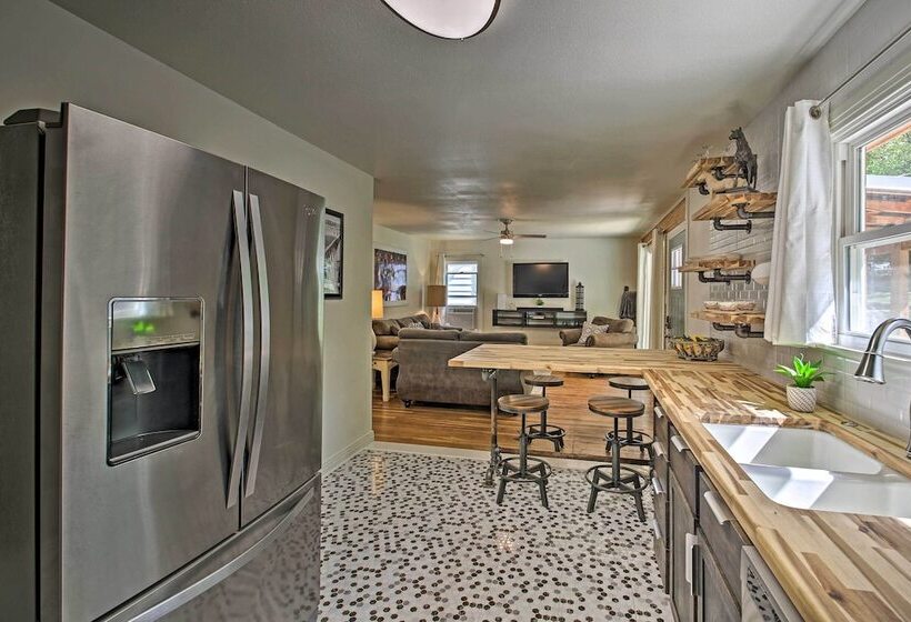 Walk To Oaklawn Racing: Hot Springs Home!