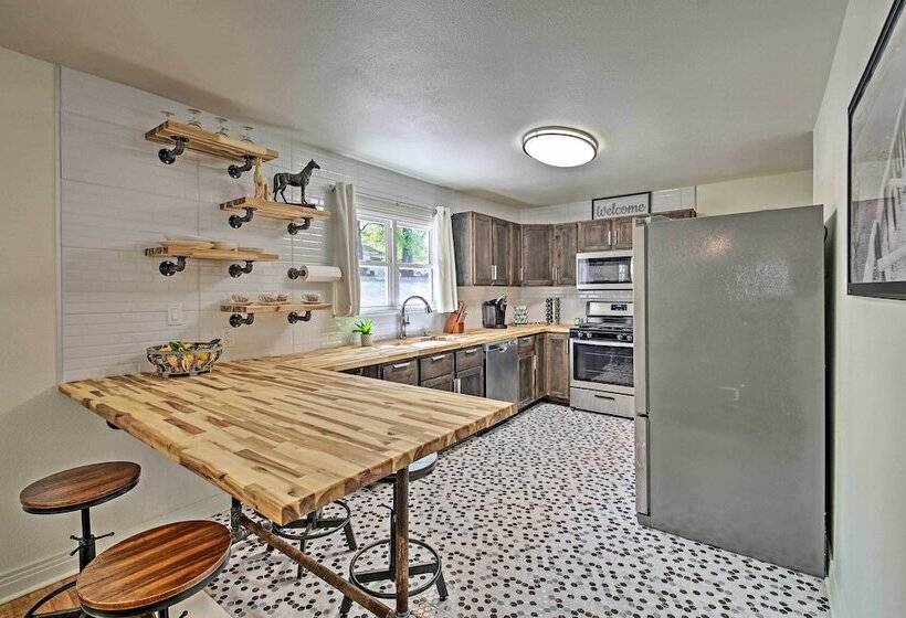 Walk To Oaklawn Racing: Hot Springs Home!