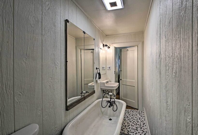 Walk To Oaklawn Racing: Hot Springs Home!