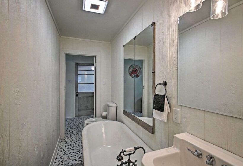 Walk To Oaklawn Racing: Hot Springs Home!