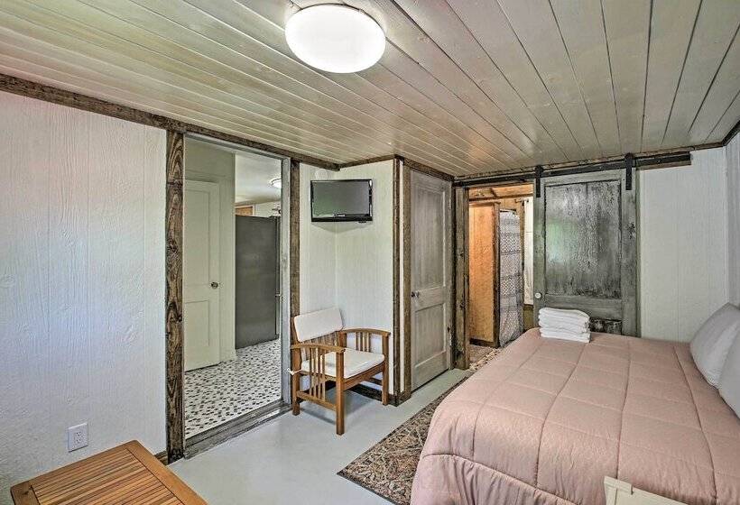 Walk To Oaklawn Racing: Hot Springs Home!