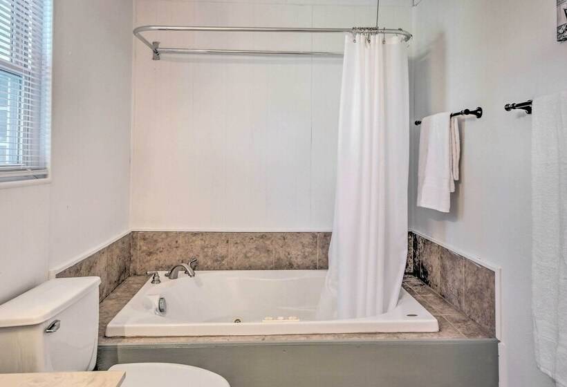 Waterfront Onalaska Retreat W/ Private Dock!