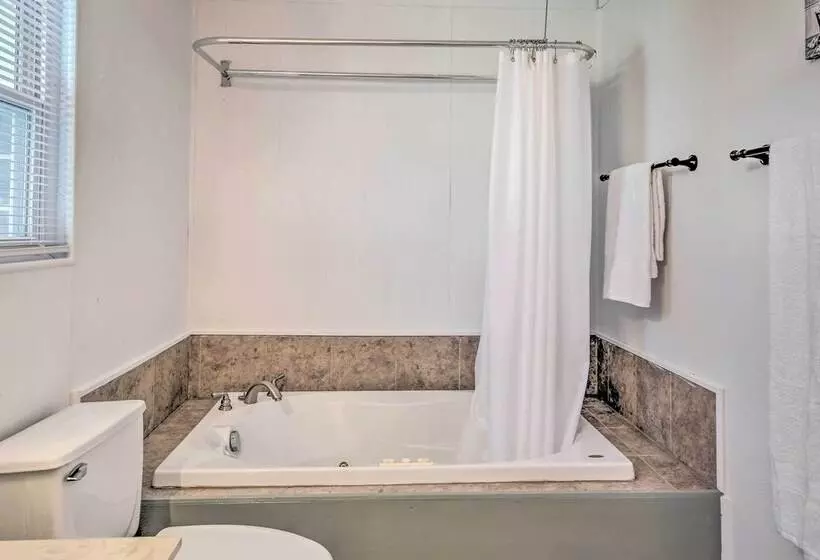 Waterfront Onalaska Retreat W/ Private Dock!