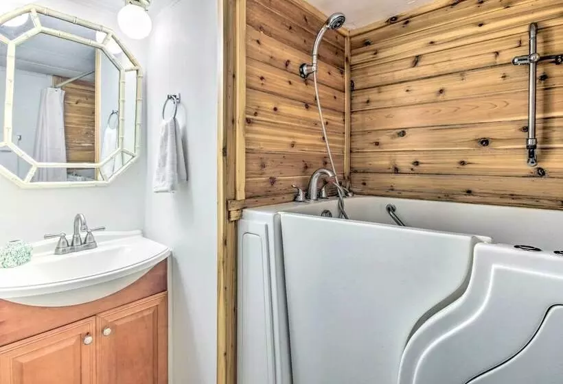 Waterfront Onalaska Retreat W/ Private Dock!