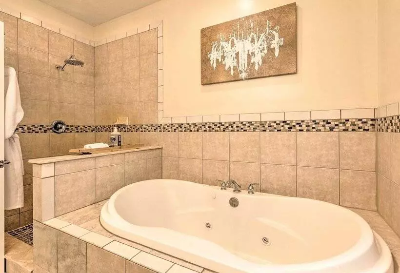 Asheville Retreat W/ Game Room & Mountain Views!