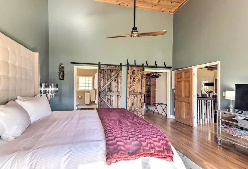 Asheville Retreat W/ Game Room & Mountain Views!