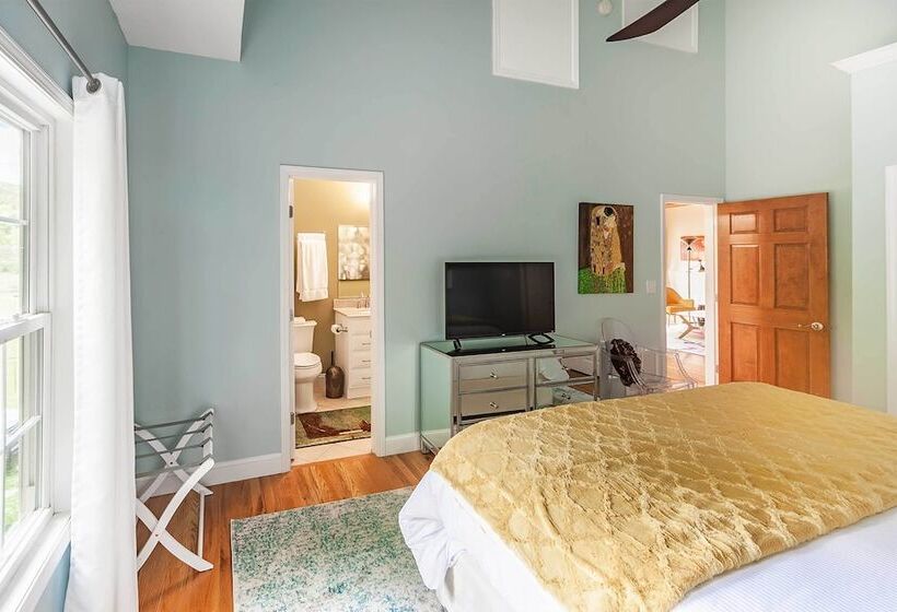 Asheville Retreat W/ Game Room & Mountain Views!