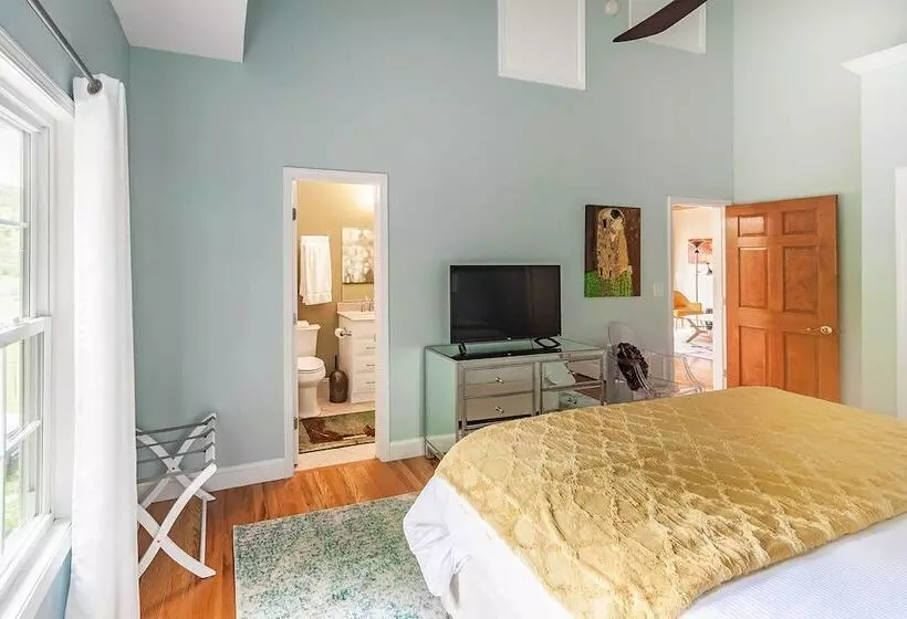 Asheville Retreat W/ Game Room & Mountain Views!