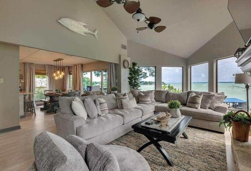 Beautiful Lakehouse: Hot Tub, Gameroom & 10 Kayaks