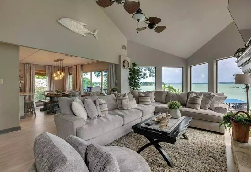 Beautiful Lakehouse: Hot Tub, Gameroom & 10 Kayaks