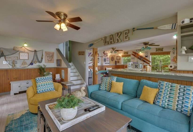 Beautiful Lakehouse: Hot Tub, Gameroom & 10 Kayaks