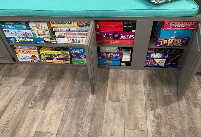 Beautiful Lakehouse: Hot Tub, Gameroom & 10 Kayaks