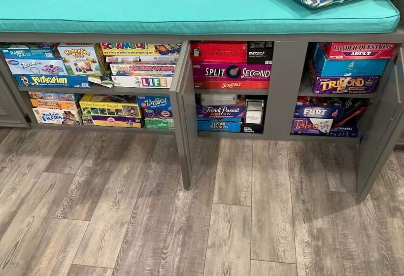 Beautiful Lakehouse: Hot Tub, Gameroom & 10 Kayaks