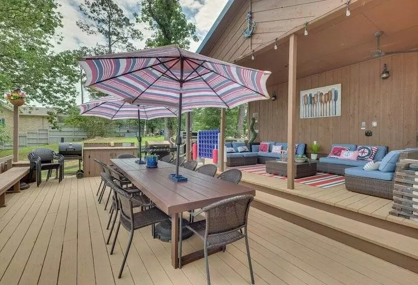 Beautiful Lakehouse: Hot Tub, Gameroom & 10 Kayaks