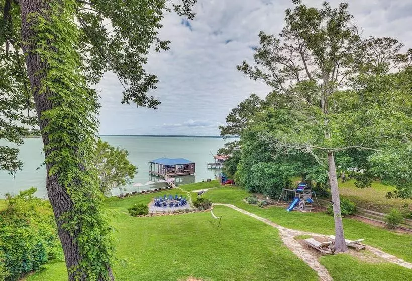 Beautiful Lakehouse: Hot Tub, Gameroom & 10 Kayaks