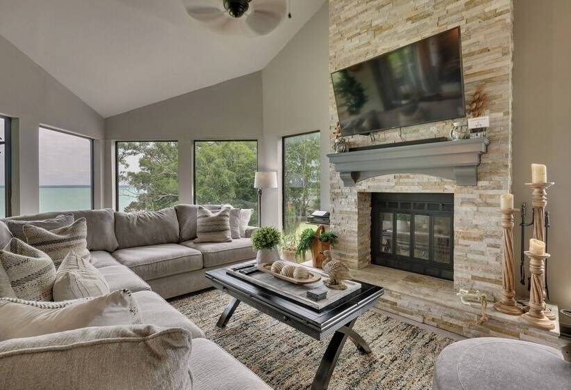 Beautiful Lakehouse: Hot Tub, Gameroom & 10 Kayaks