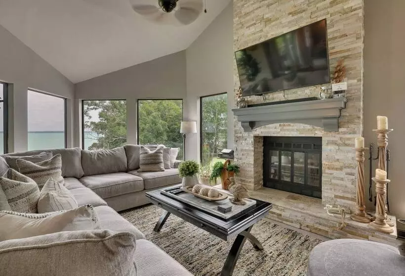 Beautiful Lakehouse: Hot Tub, Gameroom & 10 Kayaks