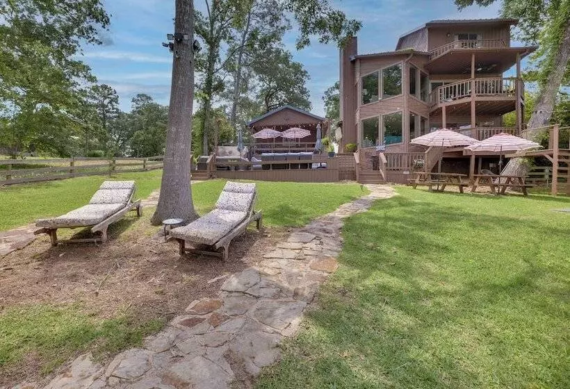 Beautiful Lakehouse: Hot Tub, Gameroom & 10 Kayaks